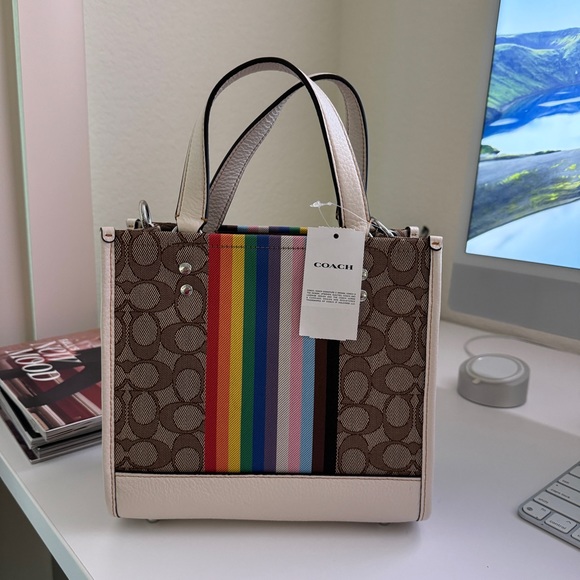 coach Dempsey Tote 22 In Signature Jacquard With Rainbow Stripe And Patch cj576 - Picture 3 of 8